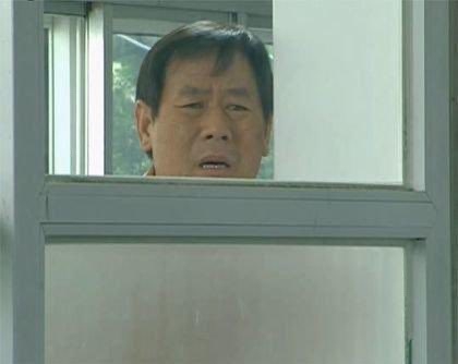 창 밖의 아저씨가 아이고 하며 쳐다보는 표정