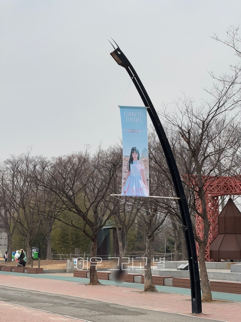 가로등에 걸린 2025 윤하 앵콜 콘서트 현수막