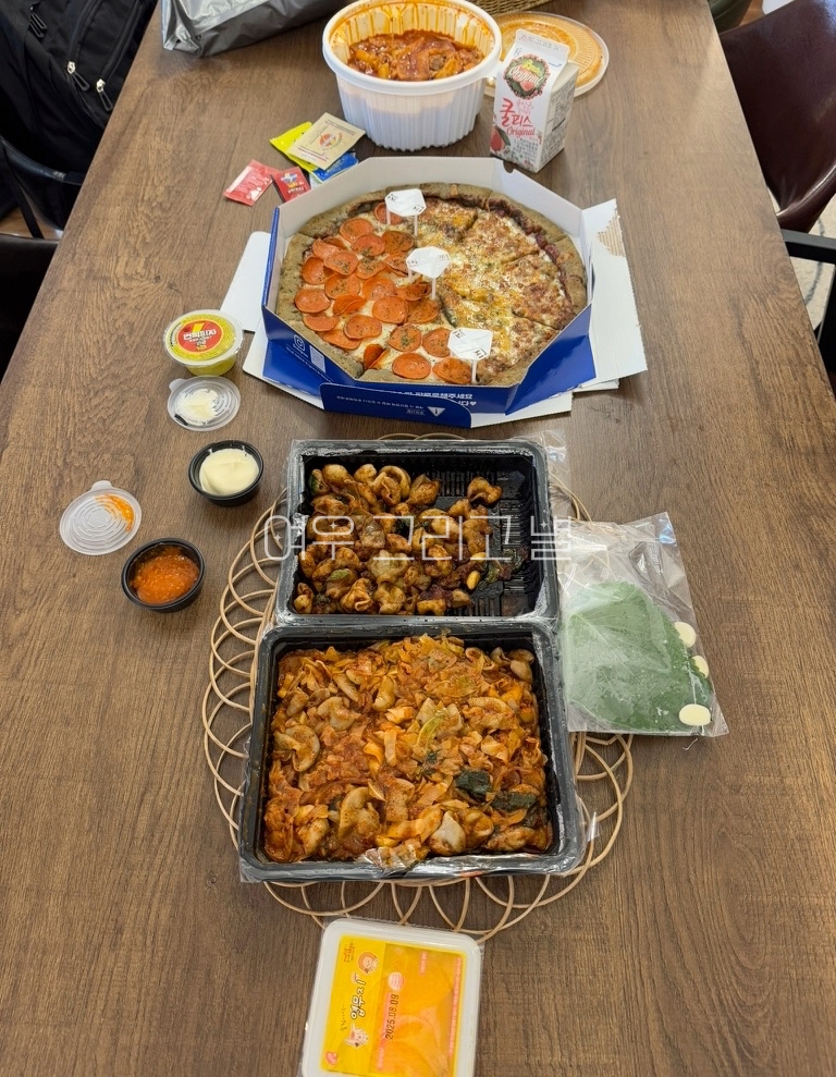 곱창, 피자, 마라엽떡이 차려진 식탁