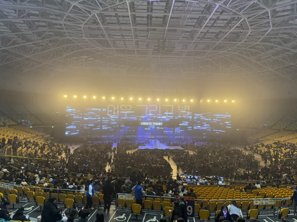 체조경기장 내부에서 무대를 촬영한 장면. GROWTH THEORY 글씨가 중간에 떠 있고 주위로 홀릭스들이 스물 콘서트에서 작성했던 메시지들이 띄워져 있다.