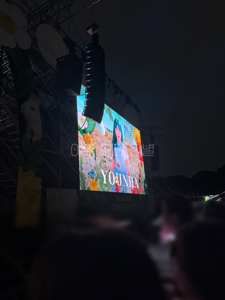 무대 오른쪽에 있는 전광판에 윤하가 띄워져있다.