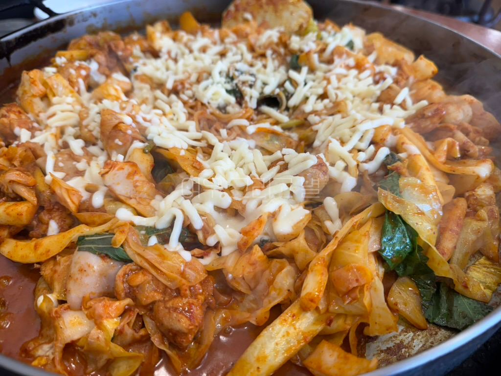 치즈와 쫄면을 추가한 소양강 닭갈비