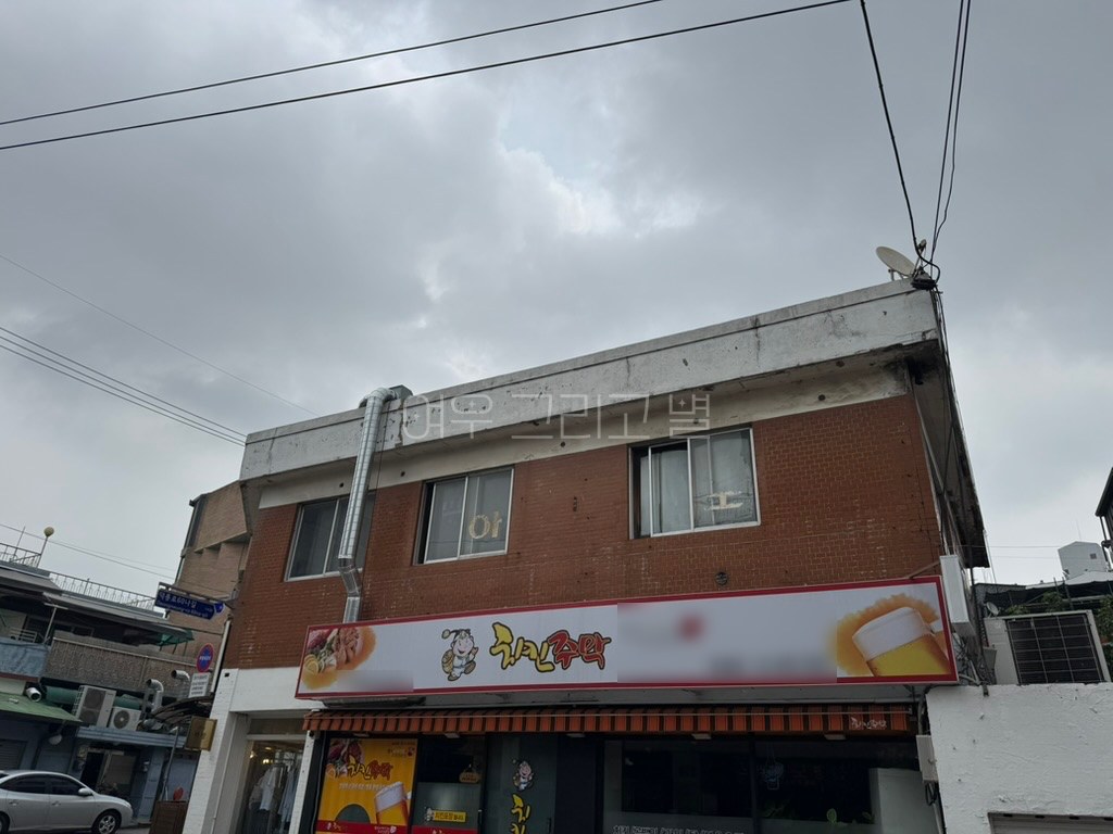 윤하가 다녔던 2층에 있는 피아노 학원이다. 세월이 흘러 창문에 붙인 글자는 '아'와 '노'만 남았다. 이 건물 1층에는 '치킨주막'이 입점해있다.