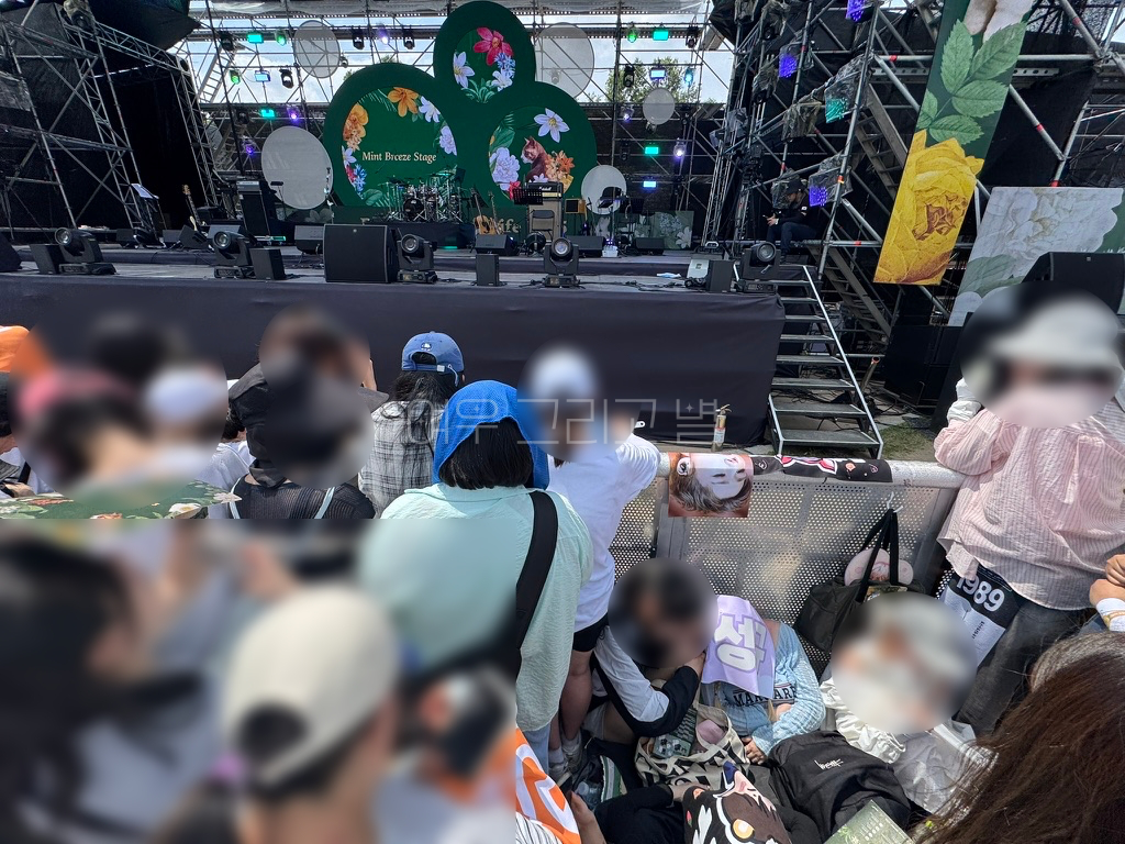 스탠딩존 4열 정도에서 관객이 보이게 광각으로 촬영한 장면이다. 더위를 달래기 위해 손선풍기를 적극 사용하고 있으며, 일부 관객은 단체로 앉아서 자고 있는 모습도 보인다.