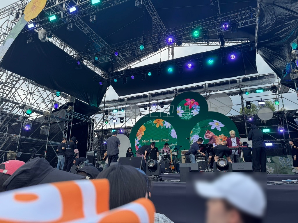 유다빈밴드가 무대를 세팅하며 사운드체크를 진행하는 장면이다.