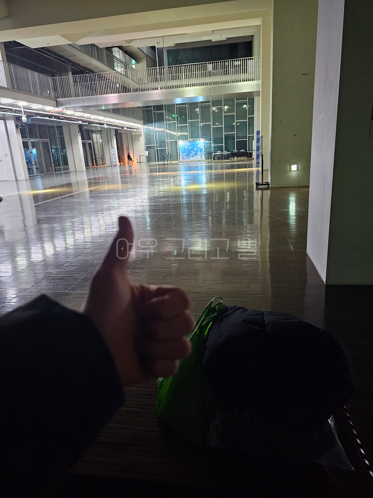 불 꺼진 공연장 로비의 풍경