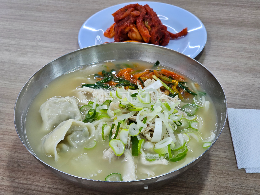 만두가 들어간 칼국수